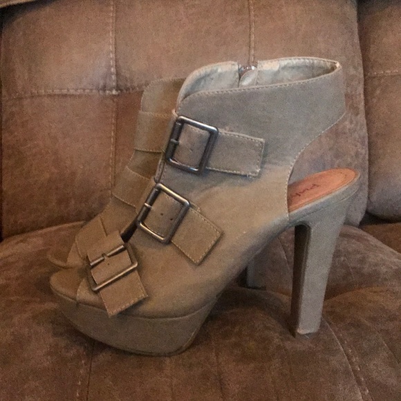 Pink & Pepper Platforms with chunky heels - Picture 3 of 7